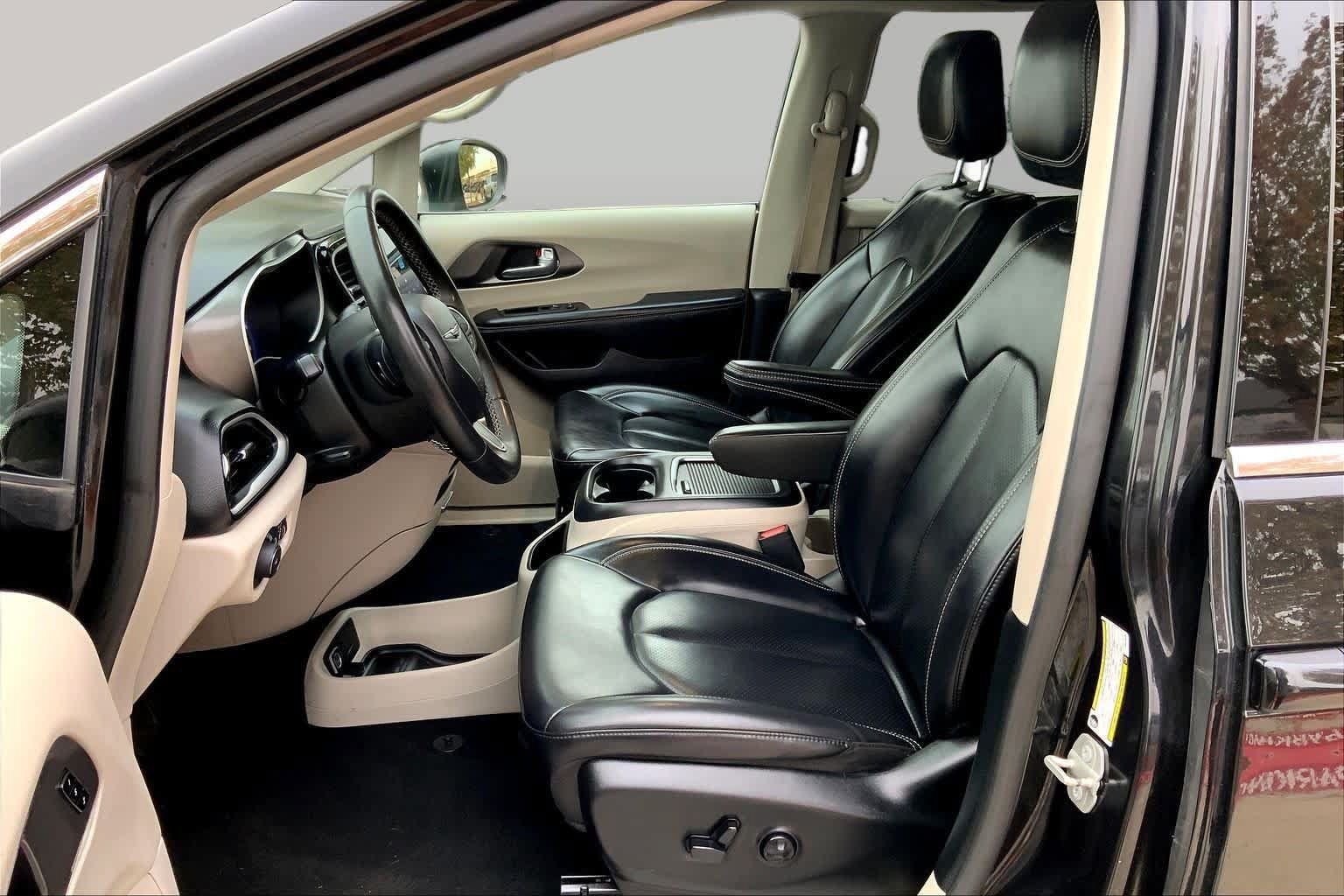 Used 2023 Chrysler Pacifica Touring-L FWD image 8