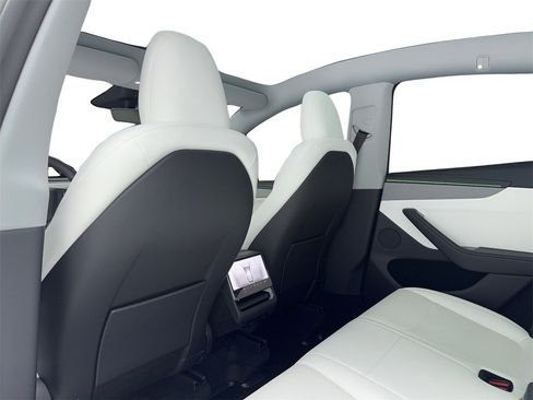 Used 2026 Tesla Model Y Long Range image 31