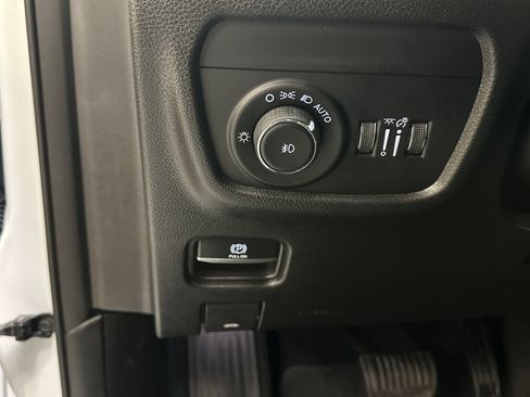 Used 2023 Jeep Grand Cherokee L Limited image 23