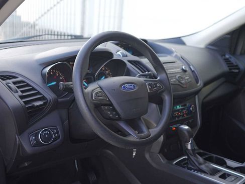 Used 2017 Ford Escape SE FWD image 2