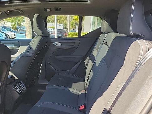 Used 2023 Volvo XC40 B5 Plus image 8