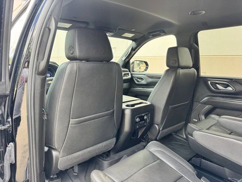 Used 2022 Chevrolet Suburban LT w/ Luxury Package RWD image 12