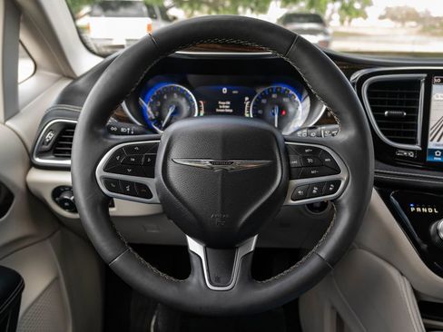 Used 2023 Chrysler Pacifica Limited FWD image 24
