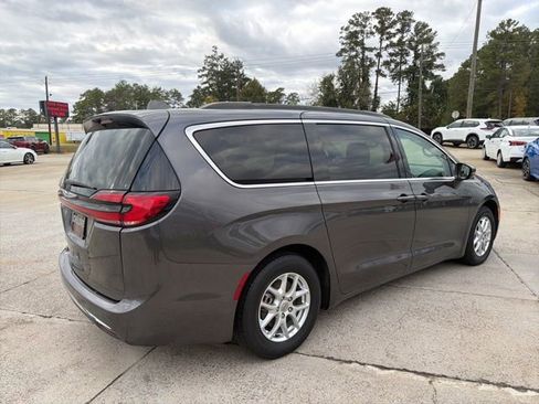 Used 2022 Chrysler Pacifica Touring-L image 6