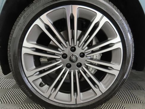 Used 2025 Land Rover Range Rover Sport SE image 30