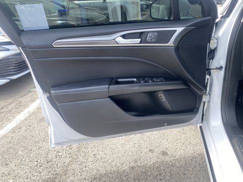 Used 2018 Ford Fusion SE w/ Equipment Group 602A FWD image 17