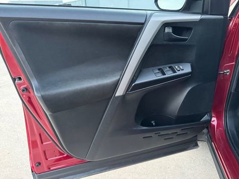 Used 2018 Toyota RAV4 LE image 4