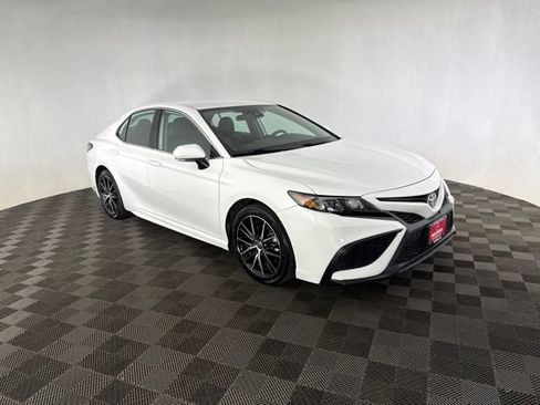 Used 2022 Toyota Camry SE FWD image 1