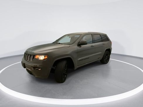 Used 2021 Jeep Grand Cherokee Laredo X image 2