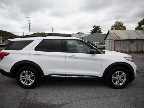 Used 2020 Ford Explorer XLT image 2