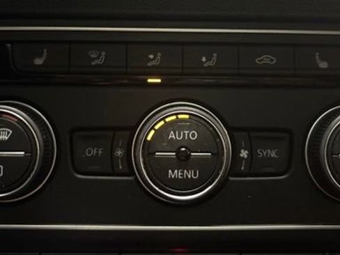 Used 2020 Volkswagen Atlas Cross Sport SE w/ Panoramic Sunroof Package FWD image 30