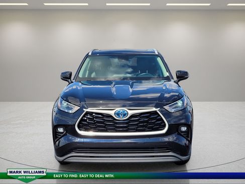 Used 2023 Toyota Highlander XLE AWD/4WD image 9