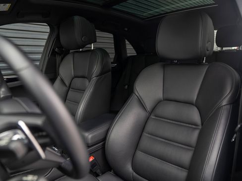 Certified 2023 Porsche Macan S AWD/4WD image 5