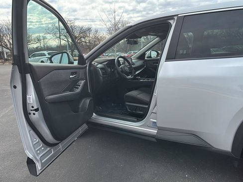 Used 2023 Nissan Rogue SV image 2