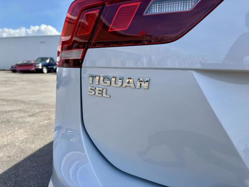 Used 2018 Volkswagen Tiguan SEL AWD/4WD image 24