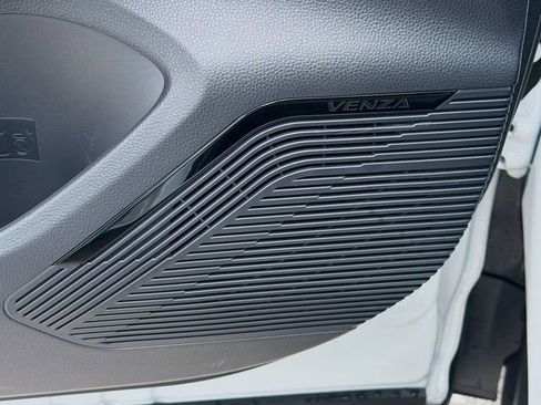 Used 2024 Toyota Venza Limited image 23