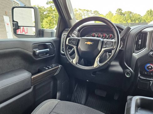 Used 2020 Chevrolet Silverado 1500 LT AWD/4WD image 9