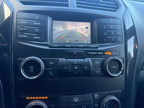 Used 2018 Ford Explorer XLT image 24