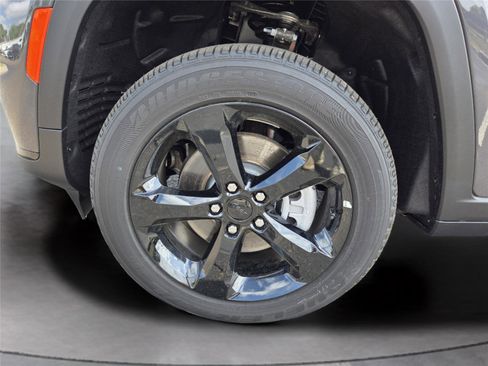 New 2025 Jeep Grand Cherokee L Altitude image 38