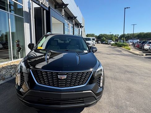 Used 2023 Cadillac XT4 Luxury w/ Cold Weather Package AWD/4WD image 3