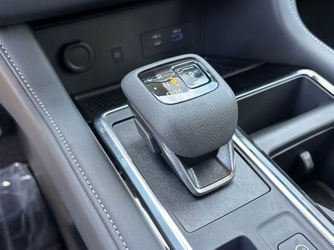 New 2025 Nissan Pathfinder SL w/ Black Appearance Package image 18