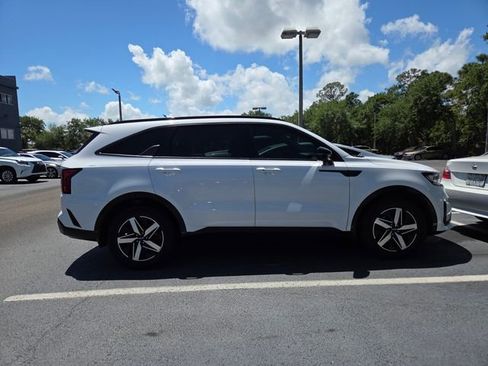 Used 2023 Kia Sorento S image 2