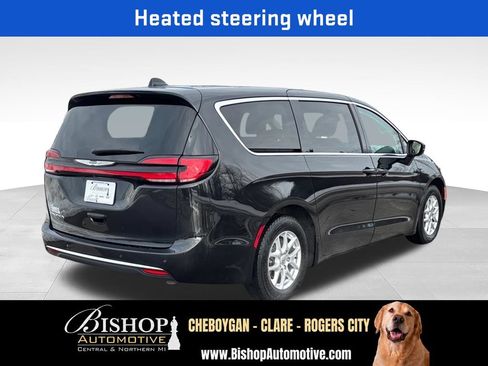 Used 2023 Chrysler Pacifica Touring-L FWD image 11