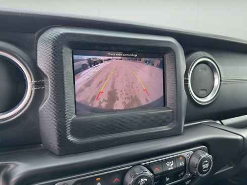 Used 2018 Jeep Wrangler Unlimited Sahara w/ Cold Weather Group image 19