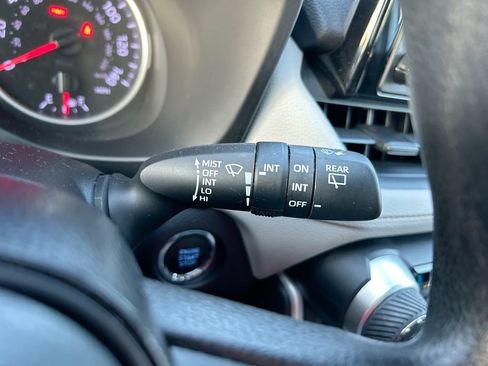 Used 2021 Toyota RAV4 XLE w/ Convenience Package FWD image 20