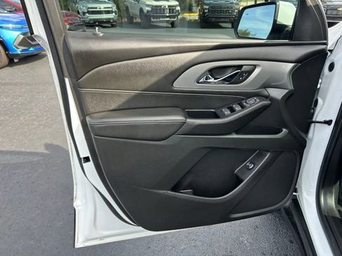 Used 2022 Chevrolet Traverse LT image 12