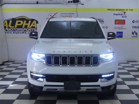 Used 2024 Jeep Wagoneer L Series II w/ Flexible Seating Group AWD/4WD image 2
