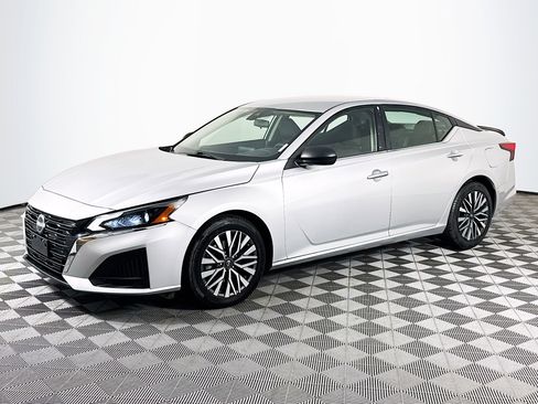 Used 2024 Nissan Altima 2.5 SV image 4
