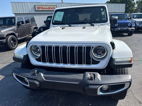 Used 2024 Jeep Wrangler Unlimited Sahara w/ Technology Group AWD/4WD image 2