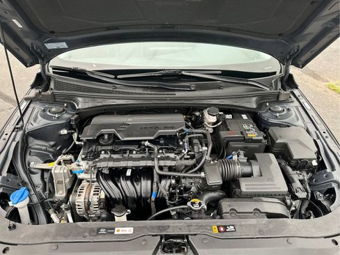 Used 2025 Hyundai Elantra Limited w/ Cargo Package FWD image 11