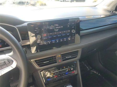 Certified 2025 Volkswagen Taos SE image 21