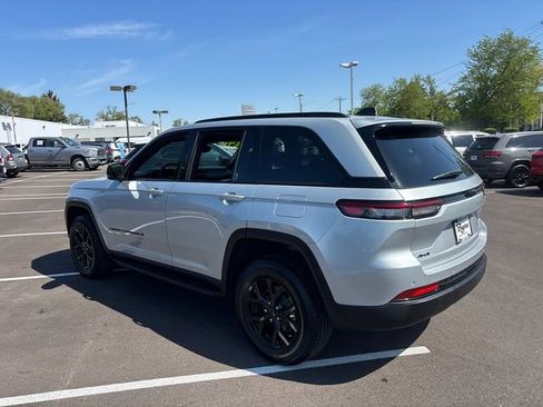 Used 2024 Jeep Grand Cherokee Altitude AWD/4WD image 4
