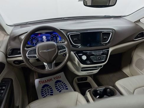 Used 2018 Chrysler Pacifica Touring-L Plus image 21
