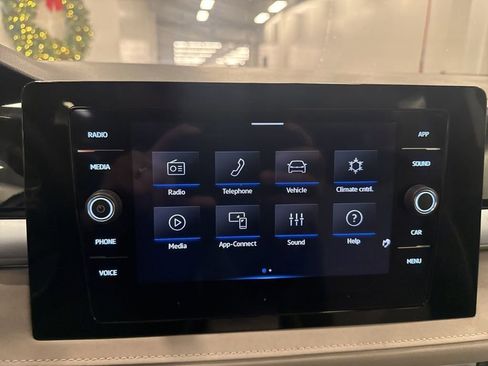 Used 2025 Volkswagen Taos SE image 25