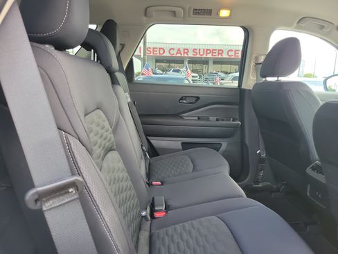 Used 2024 Nissan Pathfinder SV w/ Lighting Package (N92) FWD image 14