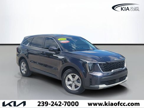 Certified 2025 Kia Sorento LX FWD image 1