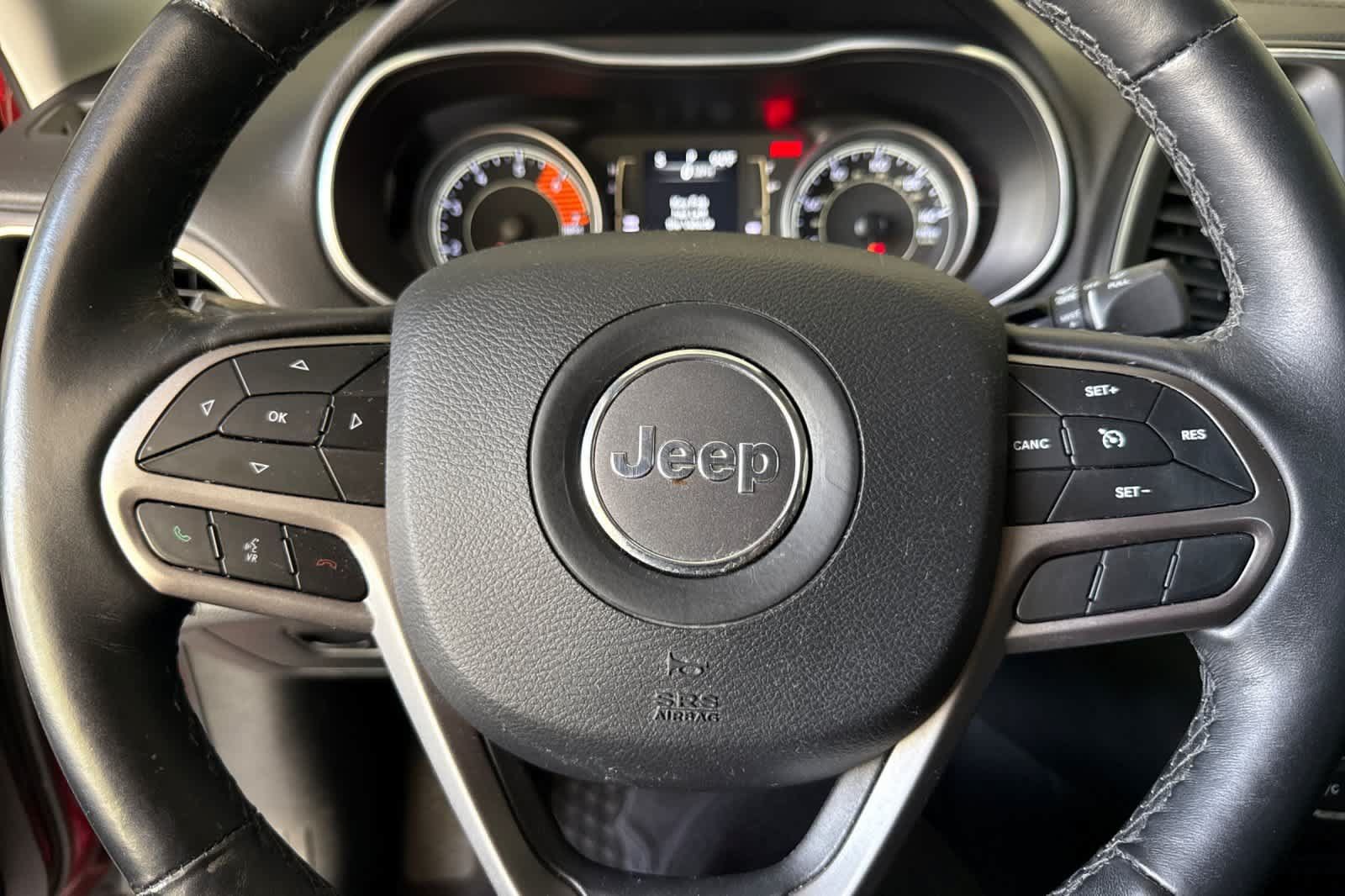 Used 2019 Jeep Cherokee Latitude Plus w/ Cold Weather Group AWD/4WD image 25