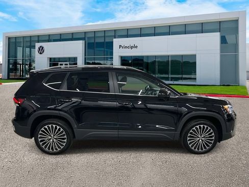 New 2026 Volkswagen Taos SE FWD image 4