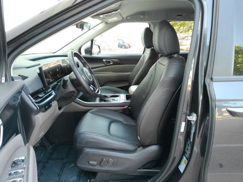 Used 2025 Kia Carnival FWD image 12