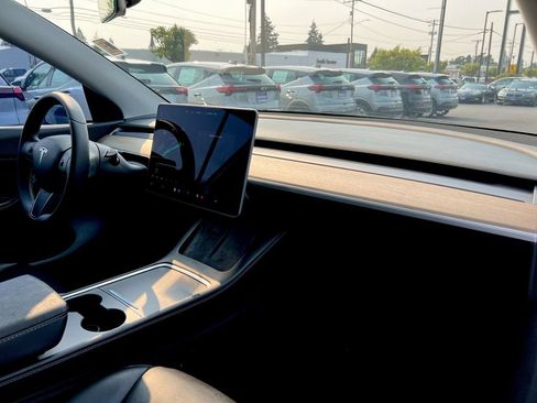 Used 2021 Tesla Model Y Long Range AWD/4WD image 22