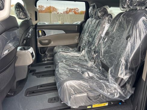 New 2026 Kia Carnival EX image 13