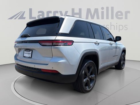 Used 2022 Jeep Grand Cherokee Altitude AWD/4WD image 5