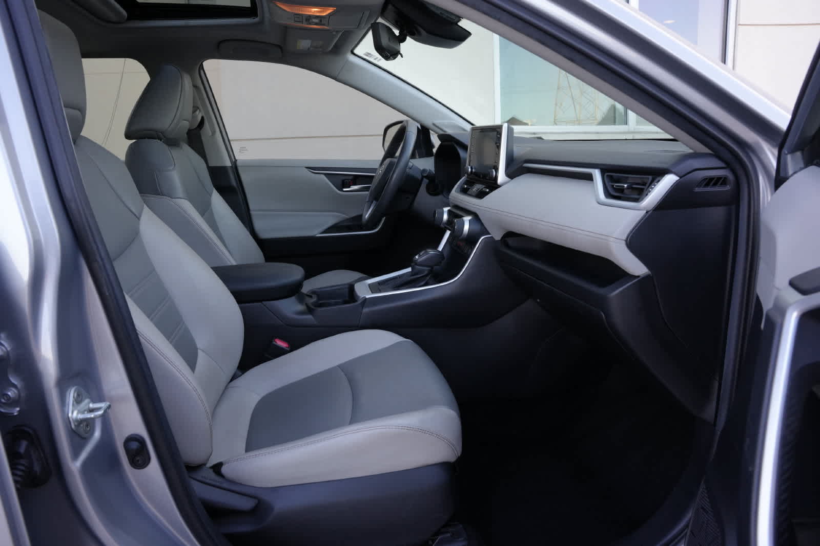 Used 2021 Toyota RAV4 XLE Premium FWD image 20