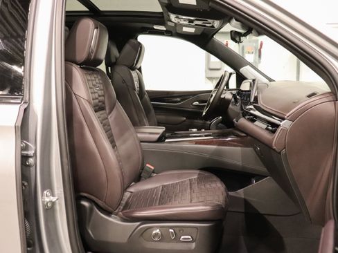 Used 2023 Cadillac Escalade Sport Platinum w/ LPO, ONYX Package AWD/4WD image 13