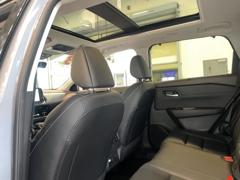 Used 2023 Nissan Rogue SL w/ SL Premium Package image 8