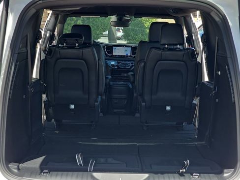 New 2027 Chrysler Pacifica Select FWD image 13